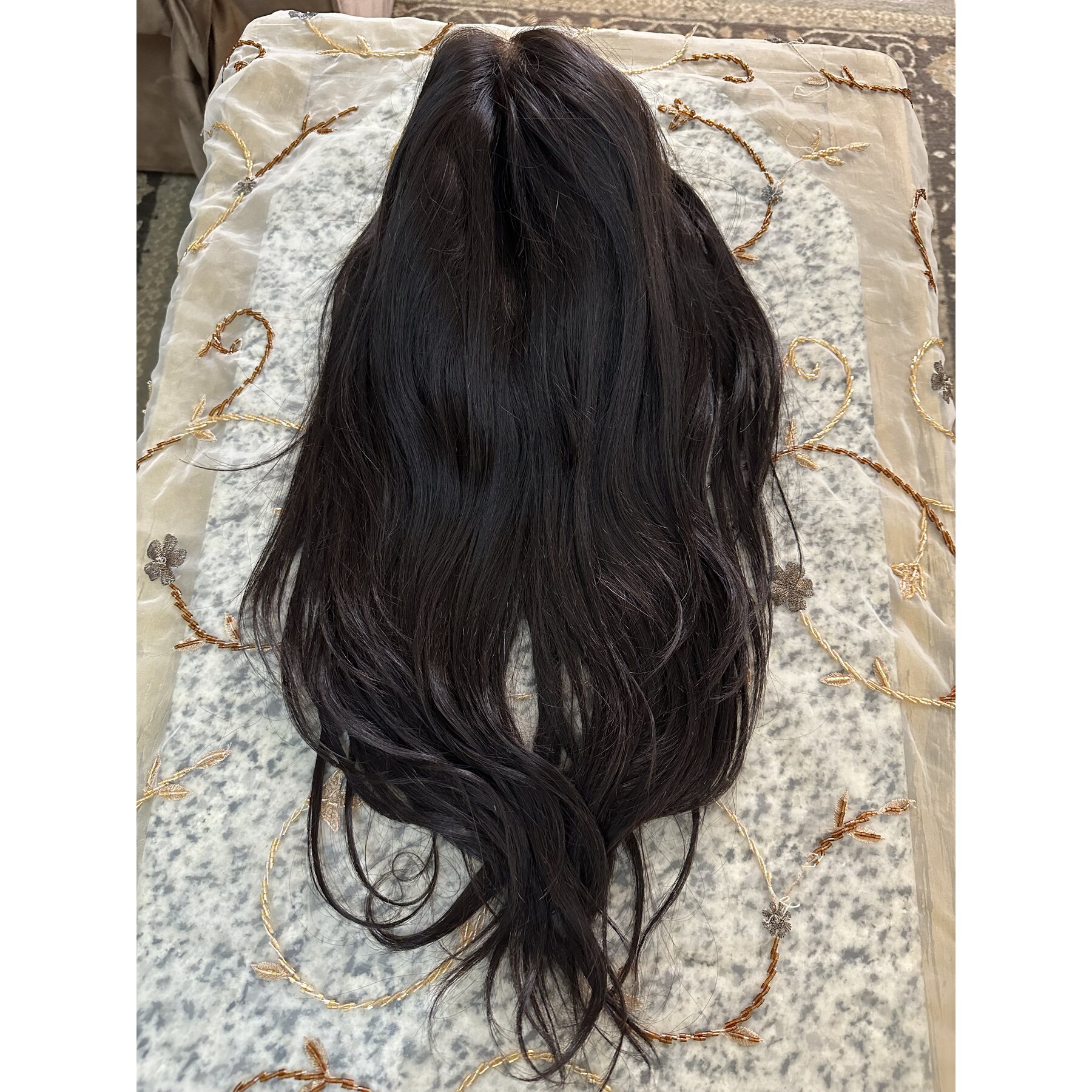 باروكة طويلة بلون تحفة شعر طبيعي تتعرض للمياه والاستشوار والصبغات كأنها شعرك تقدري تظبطيها أو تغيري قصتها مجانًا في صالون دينا عزت. جديدة وبالمثبت بتاعها بسعر أقل كتير من ثمنها