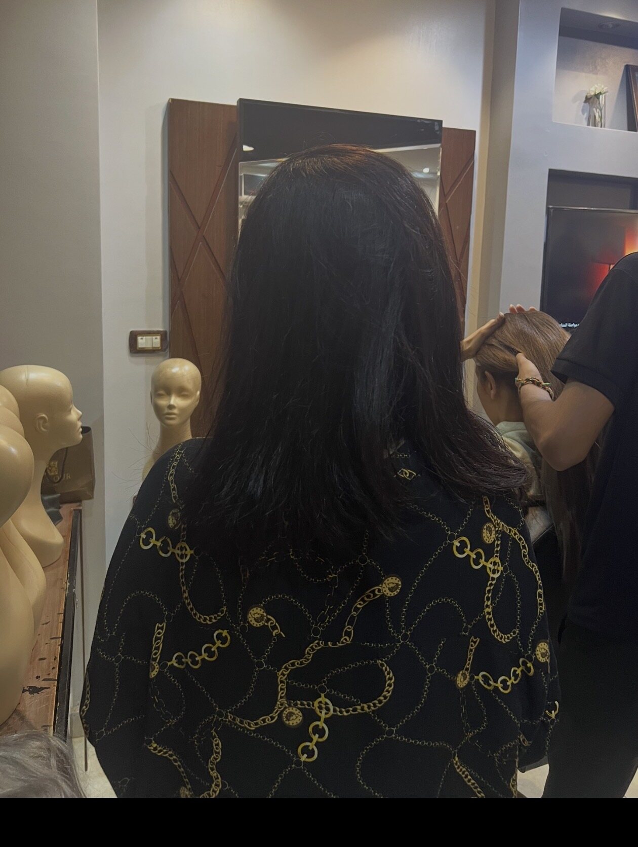 باروكة شعر طبيعي تتصبغ وتتكوي وتغير اللون من الذان للاذان من عند دينا فرع التجمع الاوصة فرنشة طبيعية جدا وجميلة محدش