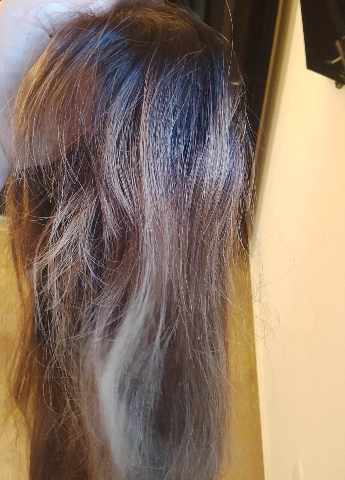 باروكة شعر طبيعي ١٠٠٪ مستعملة مرتين فقط موجودة بكارتونة من ،the wigs shop by Dina تقبل صبغة و تصفيف
