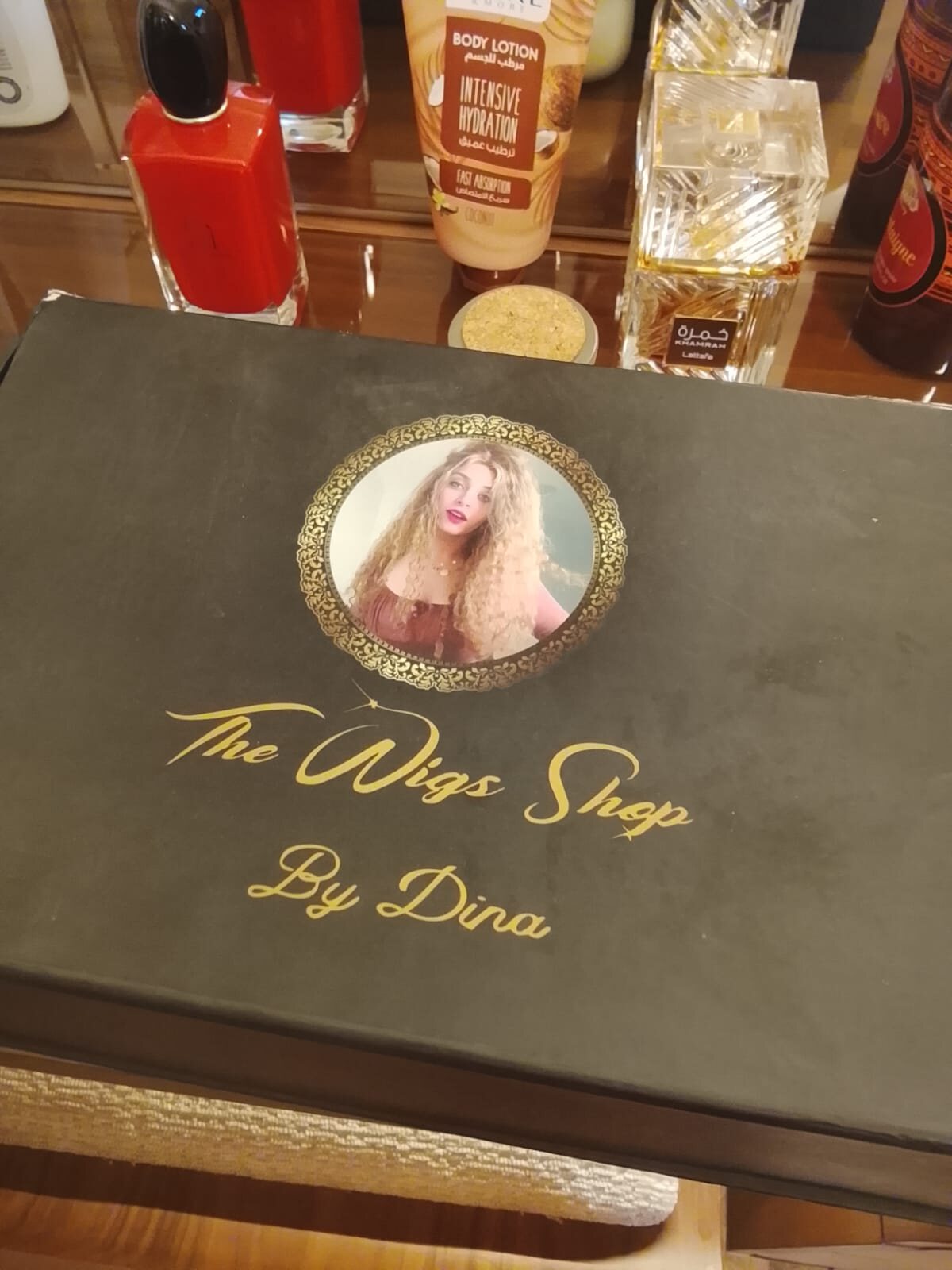 باروكة شعر طبيعي ١٠٠٪ مستعملة مرتين فقط موجودة بكارتونة من ،the wigs shop by Dina تقبل صبغة و تصفيف