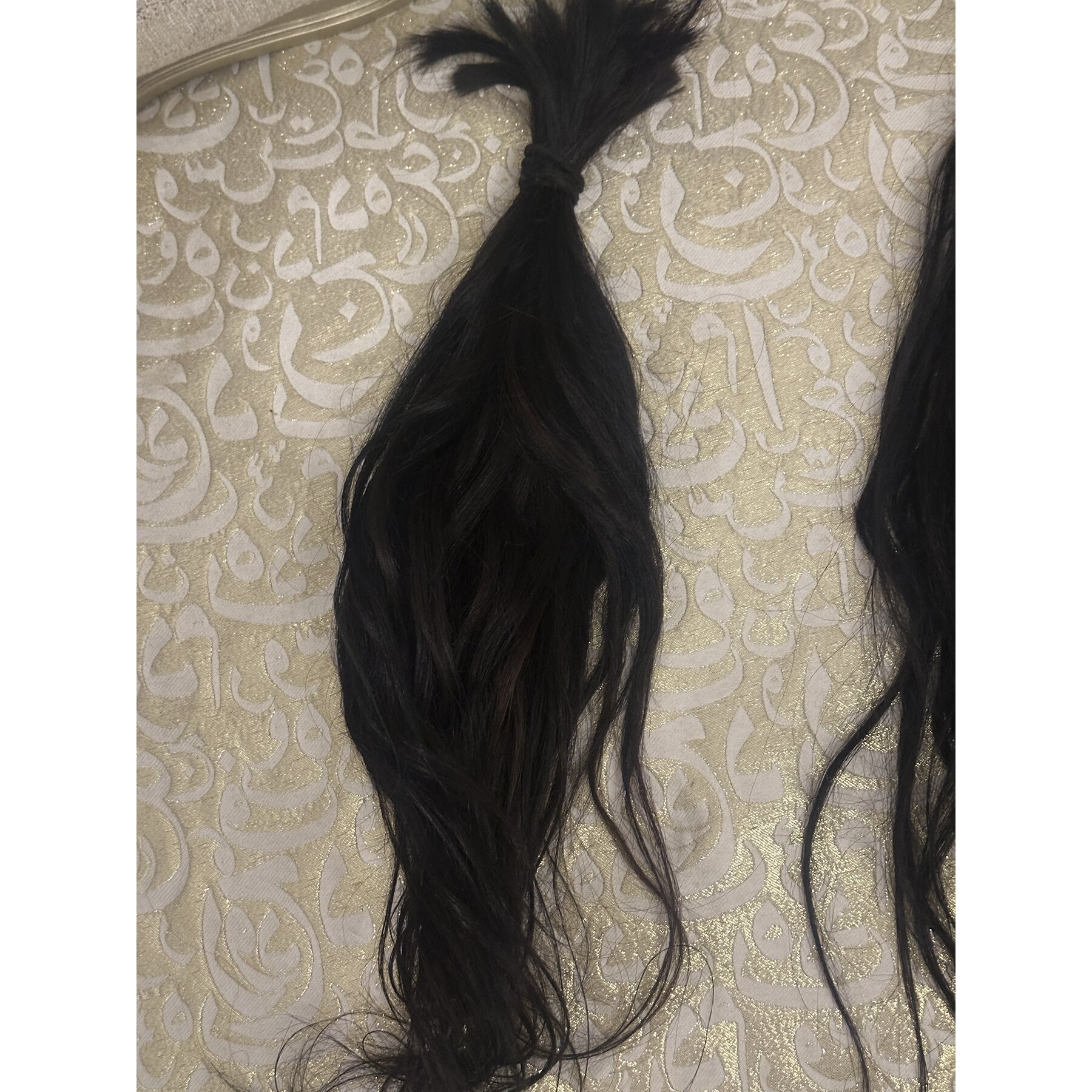 شعر طبيعي هندي جزءين جزء شواتير ١٣٤ جرام  طوله ٧٠ وجزء كان متركب رنج خصل ٩٠ جرام  طوله اقل من ٧٠ شويه او أزيد شويه الاتنين مع  بعض ٢٢٤ جرام