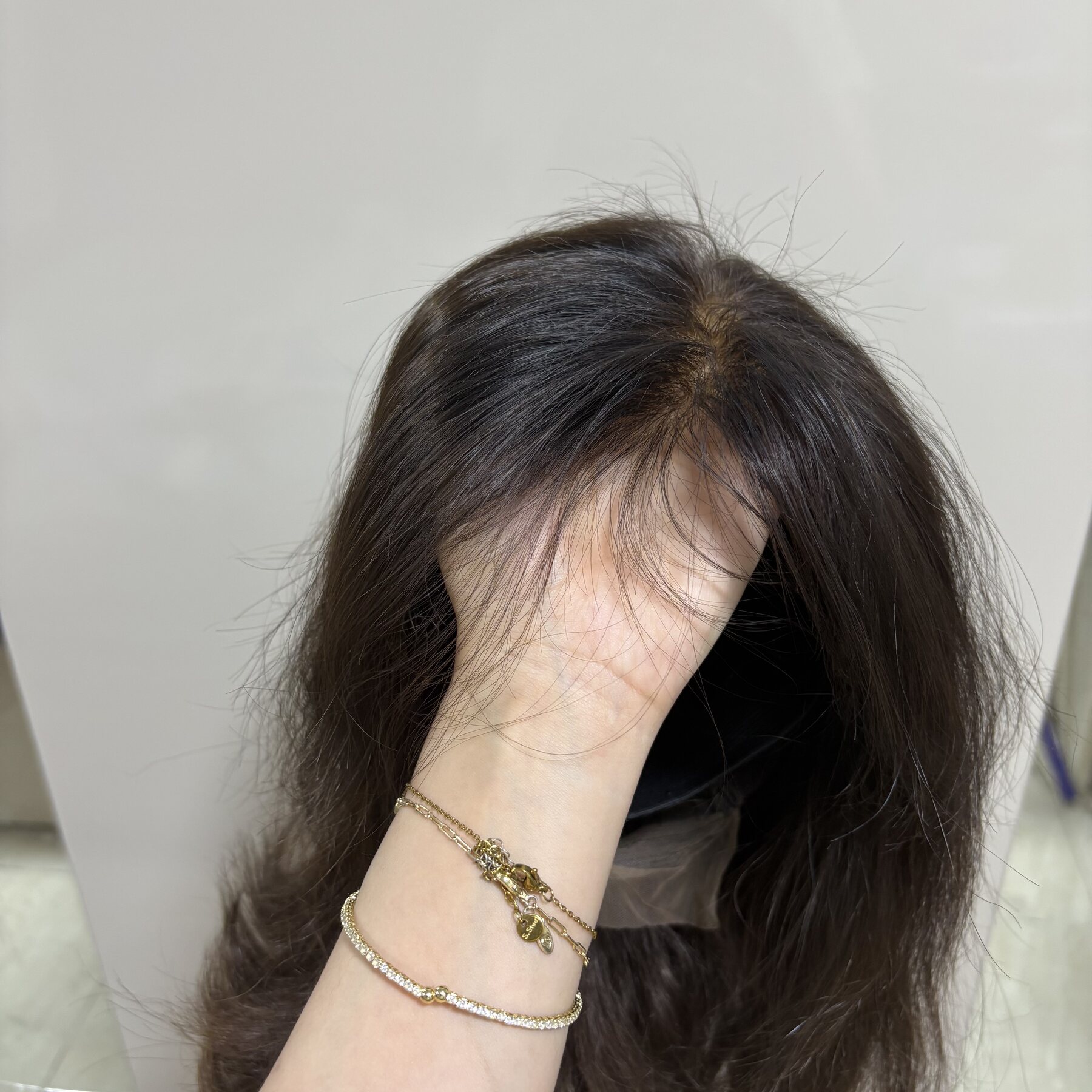 باروكة شعر طبيعي بتقبل الصبغه اي لون  مفيهاش اي نقط سودا  بتتفرق من اي اتجاه وبترجع لورا  حالتها ممتازه لاني مالحقتش استخدمها