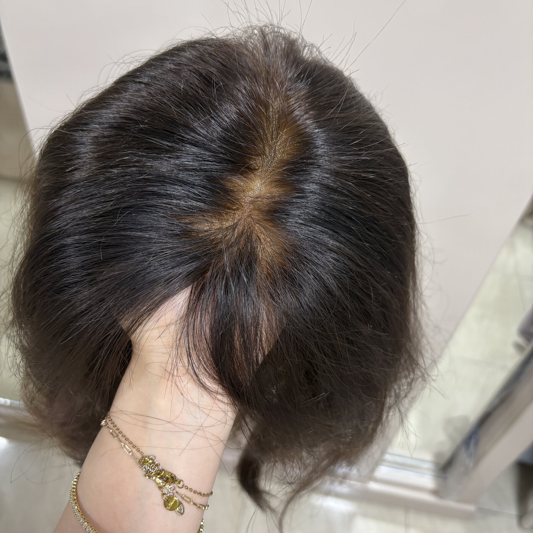 باروكة شعر طبيعي بتقبل الصبغه اي لون  مفيهاش اي نقط سودا  بتتفرق من اي اتجاه وبترجع لورا  حالتها ممتازه لاني مالحقتش استخدمها