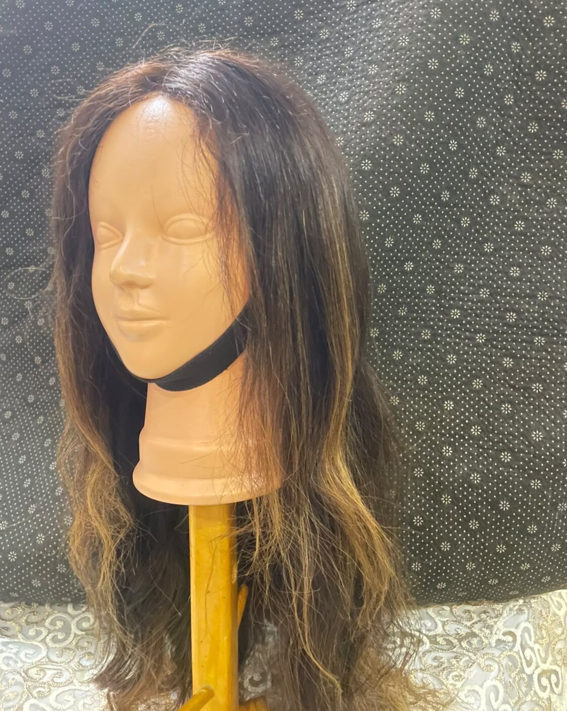 باروكة شعر طبيعي استعمال خفيف جدا في حالة ممتازة تعتبر كسر زيرو مناسبة جدا لمن تبحث عن باروكة بلون طبيعي مع تدرج اومبري